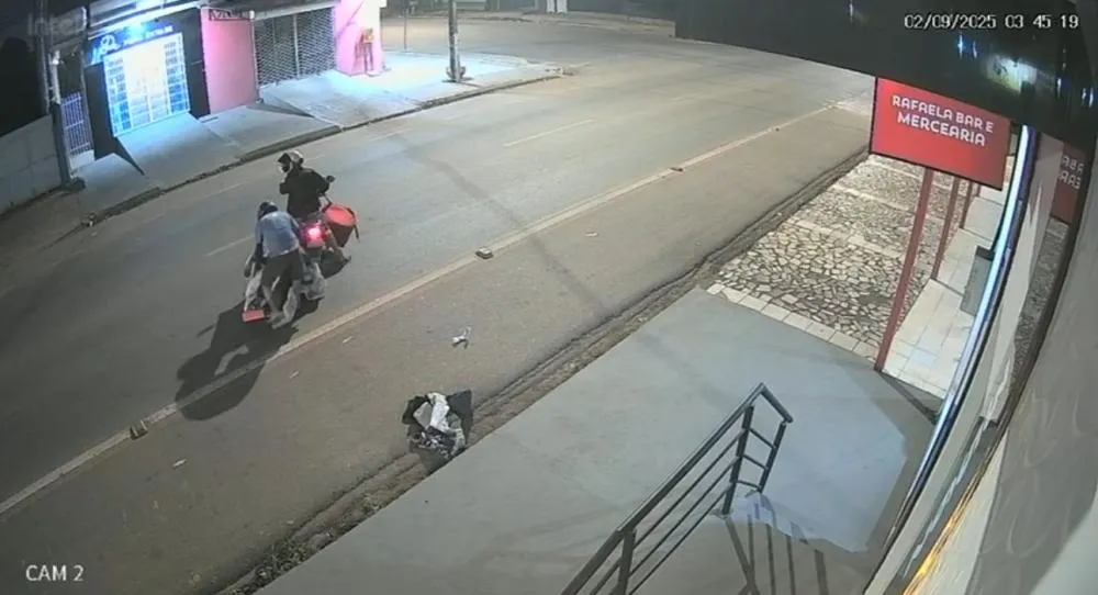 VÍDEO: DIFICULDADE NA FUGA: Furto em loja de roupas é registrado durante a madrugada em Porto Velho