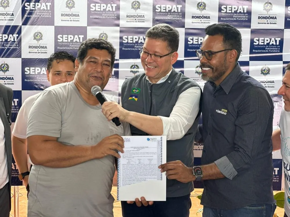 Vereador Dr. Santana participa de solenidade histórica de entrega de títulos de propriedade e reforça compromisso com a regularização fundiária e habitação social