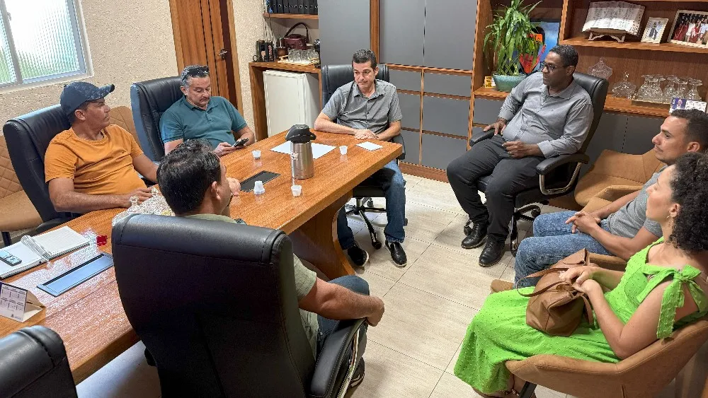 Vereador Adalto de Bandeirantes recebe comitiva de Nova Mamoré para discutir termo de cooperação entre municípios