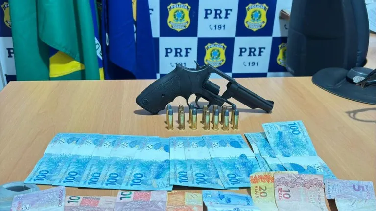 PRF apreende arma e munições durante abordagem em Ariquemes