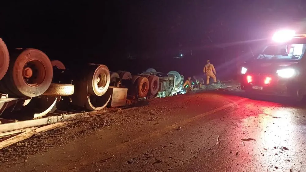 Tragédia na BR-364 em Jaru: caminhão com família tomba e duas pessoas morrem