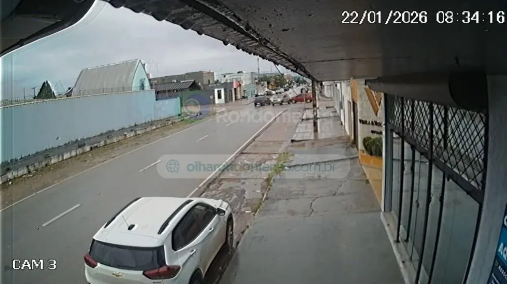 VÍDEO: colisão entre três carros é registrada no Centro de Porto Velho