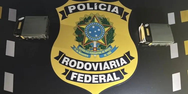 PRF encontra munições escondidas em banco de carro durante fiscalização em Ariquemes