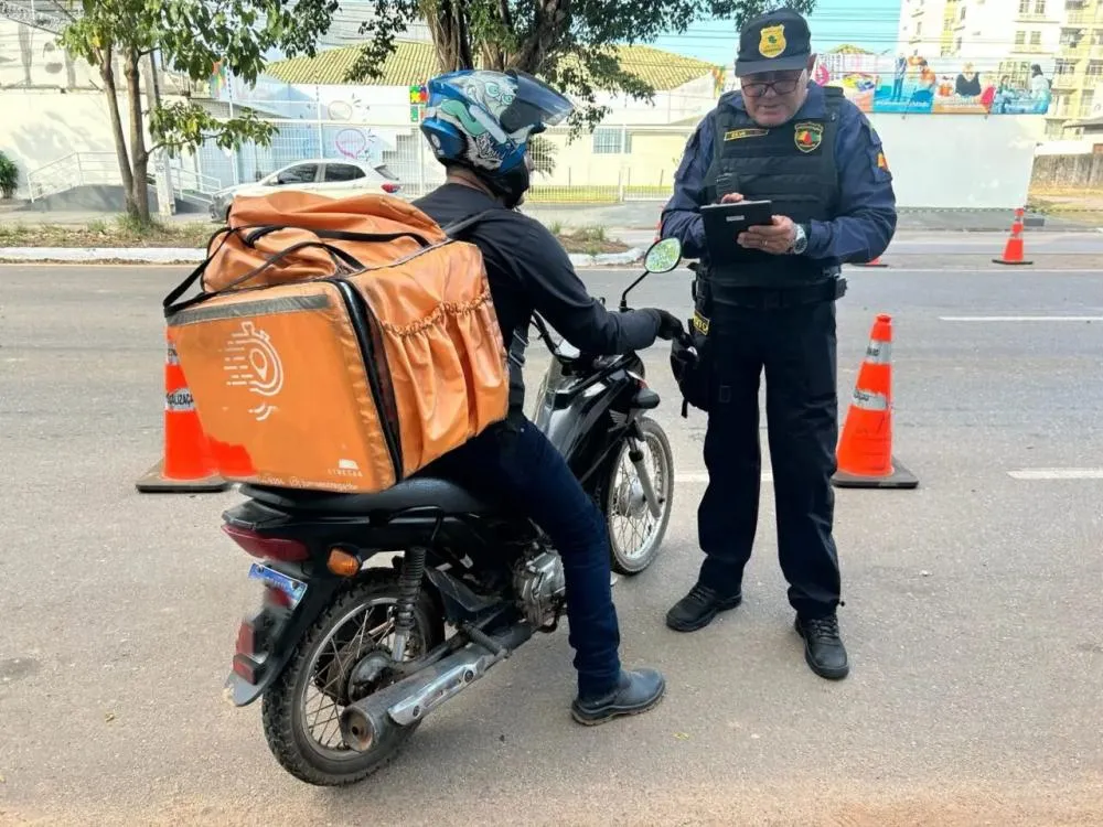 Motociclistas que trabalham com entregas e transporte precisam ficar atentos a novas regras para atividade remunerada em Rondônia