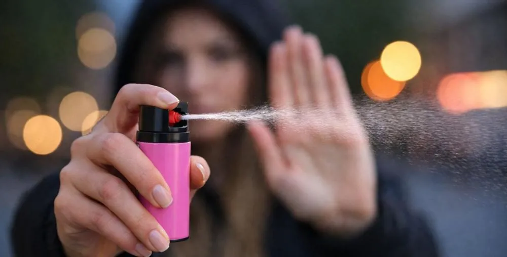 Senado aprova projeto que libera spray de pimenta para mulheres a partir dos 16 anos; entenda as regras