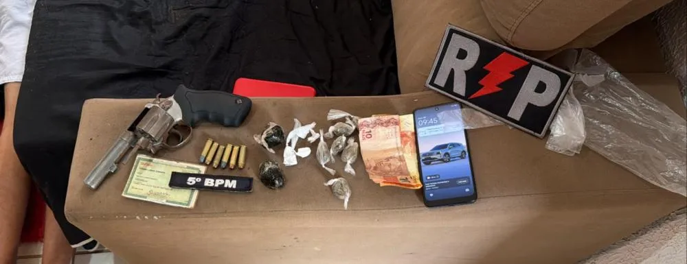Dupla tenta esconder revólver pela janela, mas acaba presa com arma e drogas em operação da PM no Orgulho do Madeira