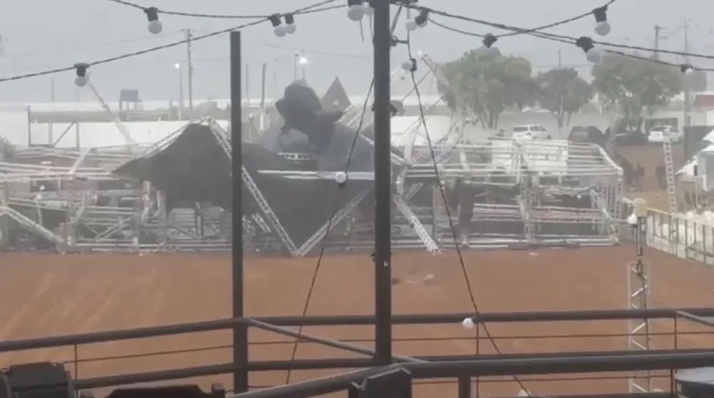 Palco da Expoari desaba durante forte ventania em Ariquemes um dia após fim da feira