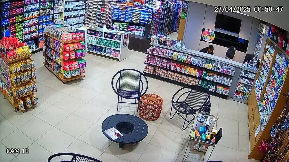 Indivíduos furtam loja Pet House na Avenida Calama, em Porto Velho