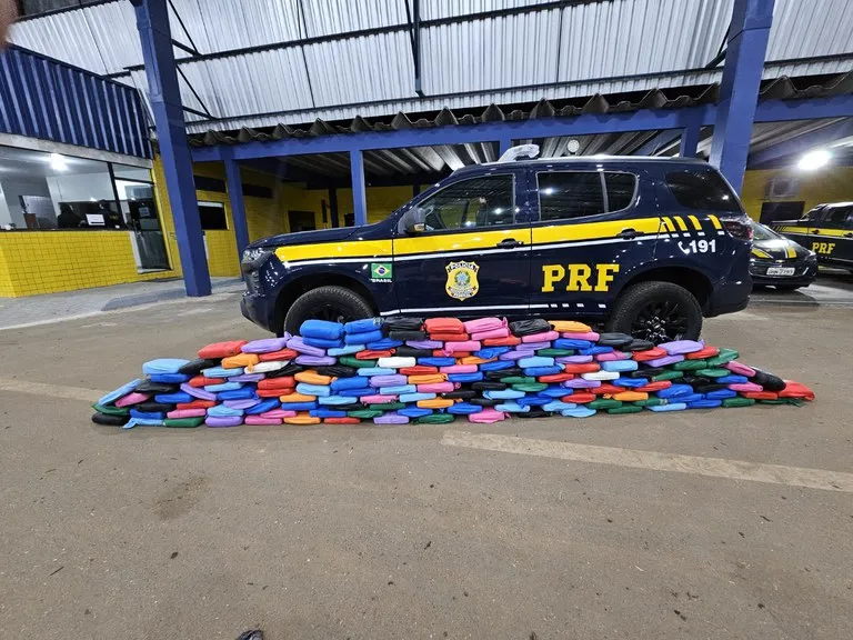 A sede era de outra coisa: PRF apreende quase 190 kg de skunk escondidos em carga de bebedouros em Vilhena