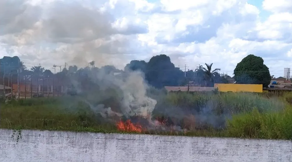  Fogo próximo ao Presídio Feminino de Porto Velho acende alerta no início da temporada de seca