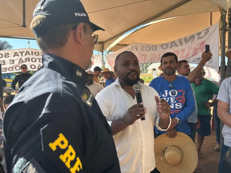 Em Rondônia, PRF celebra o resultado positivo da liberação da rodovia BR-364, próximo ao município de Cujubim