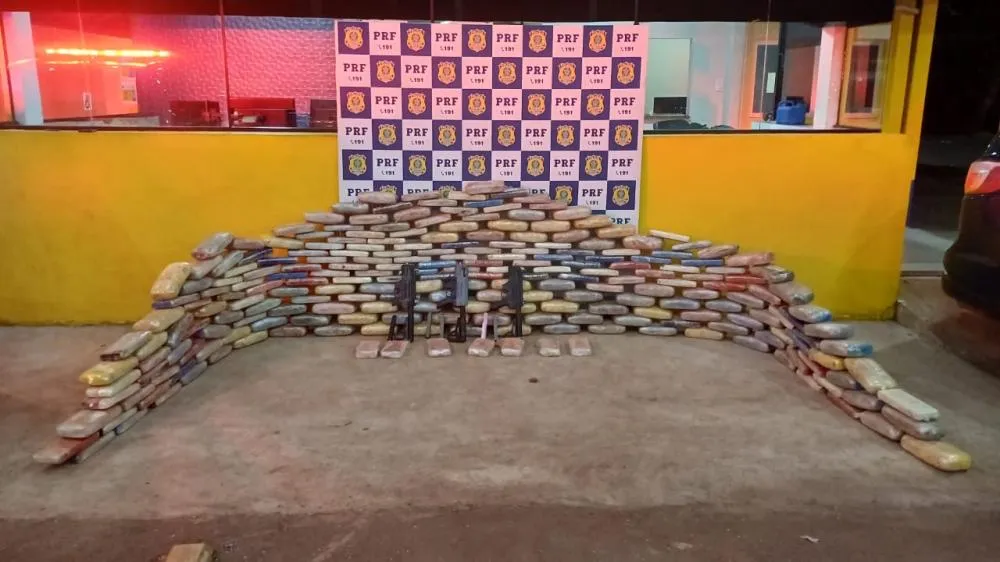 Pimenta Bueno: PRF intercepta caminhoneiro com drogas e armas escondidas