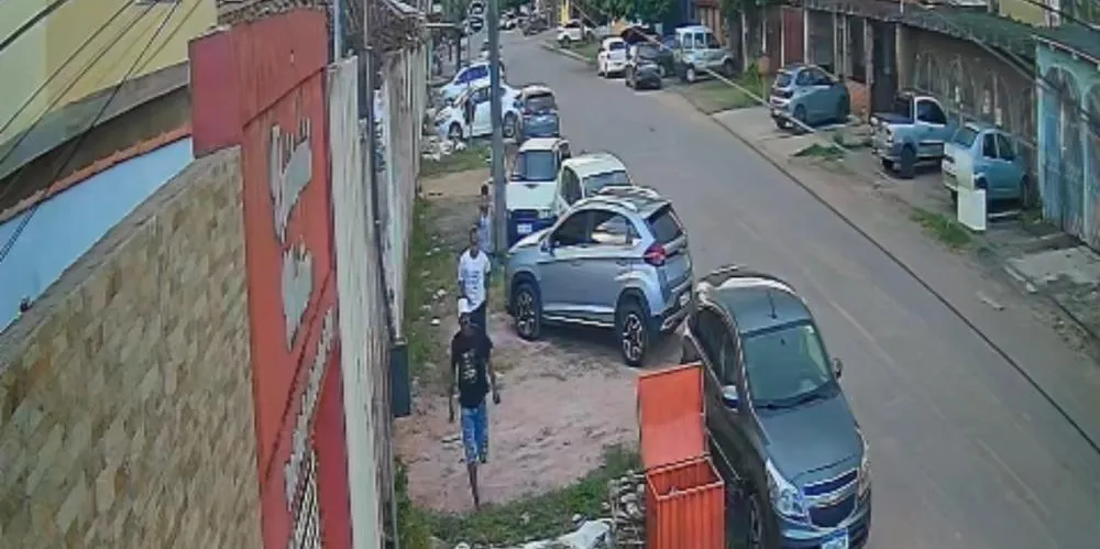 VEJA O VÍDEO: Trio abandona carro e foge após batida em Porto Velho