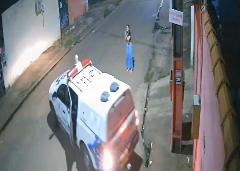 VÍDEO: Criminosos assaltam jovem, mas cruzam com viaturas da PM e abandonam moto roubada na fuga