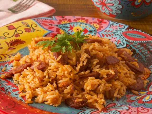Receita rápida e prática: arroz com linguiça e legumes para o domingo