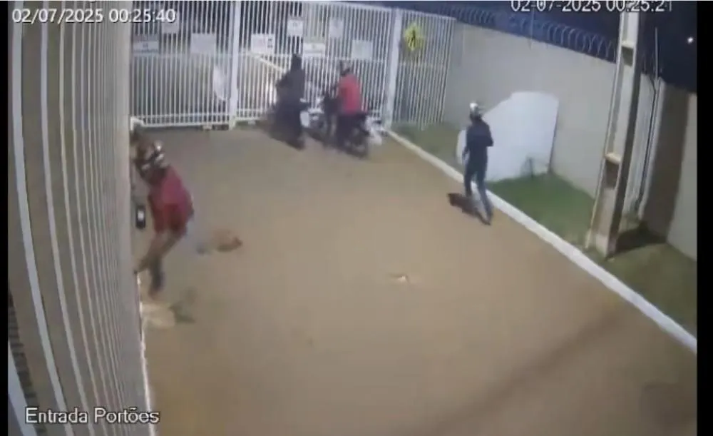 Motoboys quebram portão de condomínio em novo protesto na Zona Leste