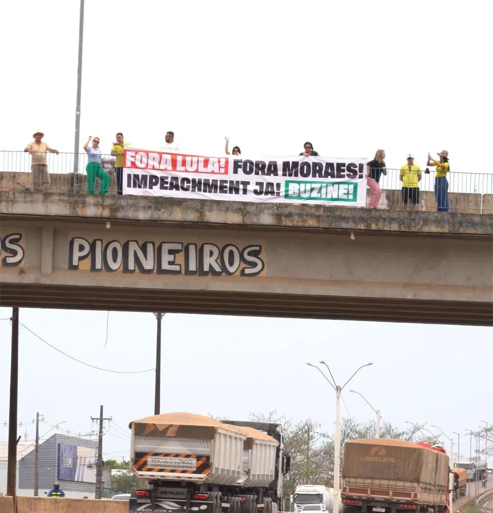 Fora Lula, Fora Moraes, Impeachment Já”, Diz a faixa segurada pela vereadora Sofia Andrade e apoiadores em viaduto da Avenida Jorge Teixeira