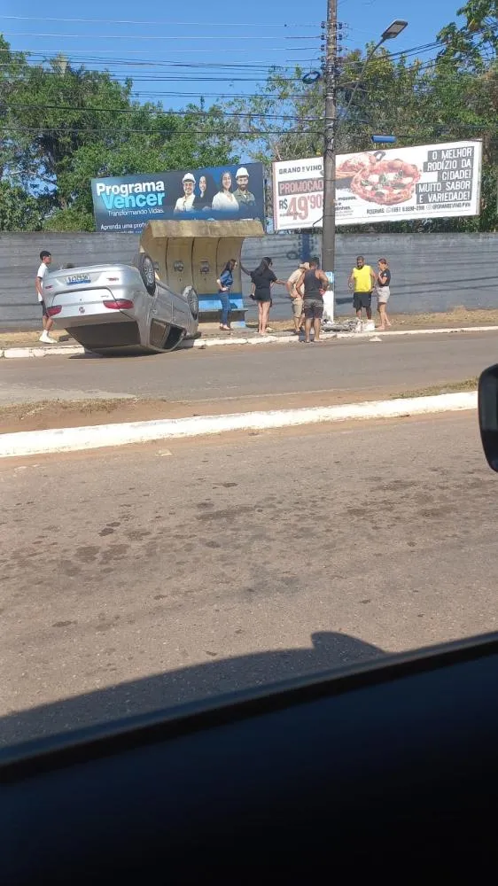 Carro capota após bater em poste na Avenida Lauro Sodré