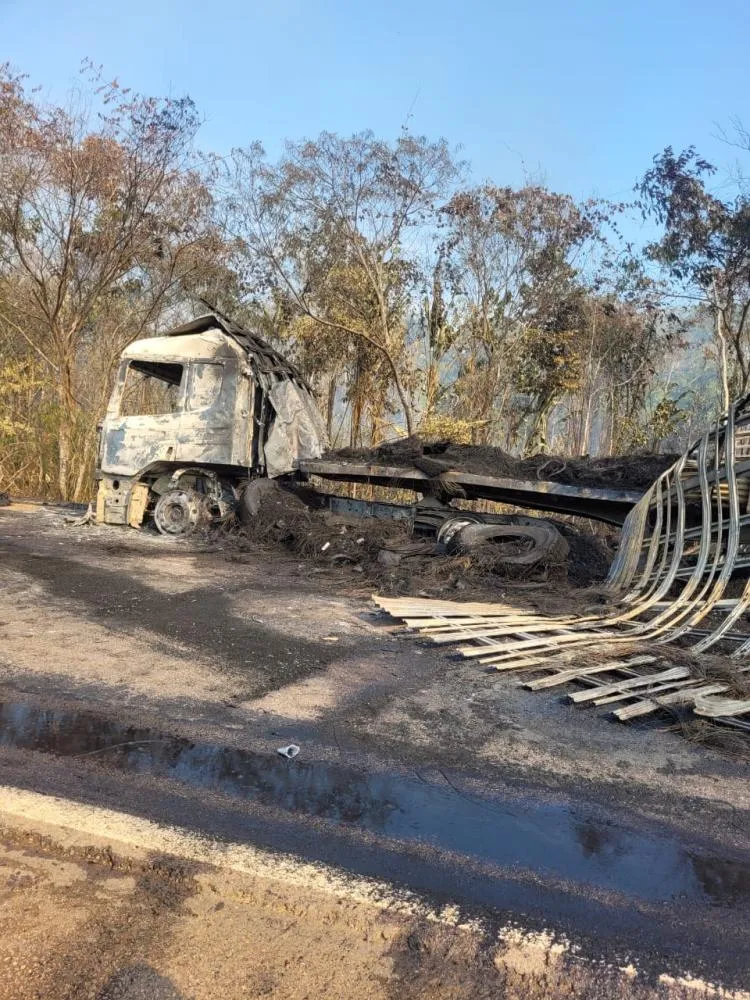 Caminhão de transportadora pega fogo na BR-364 próximo a Jaci-Paraná