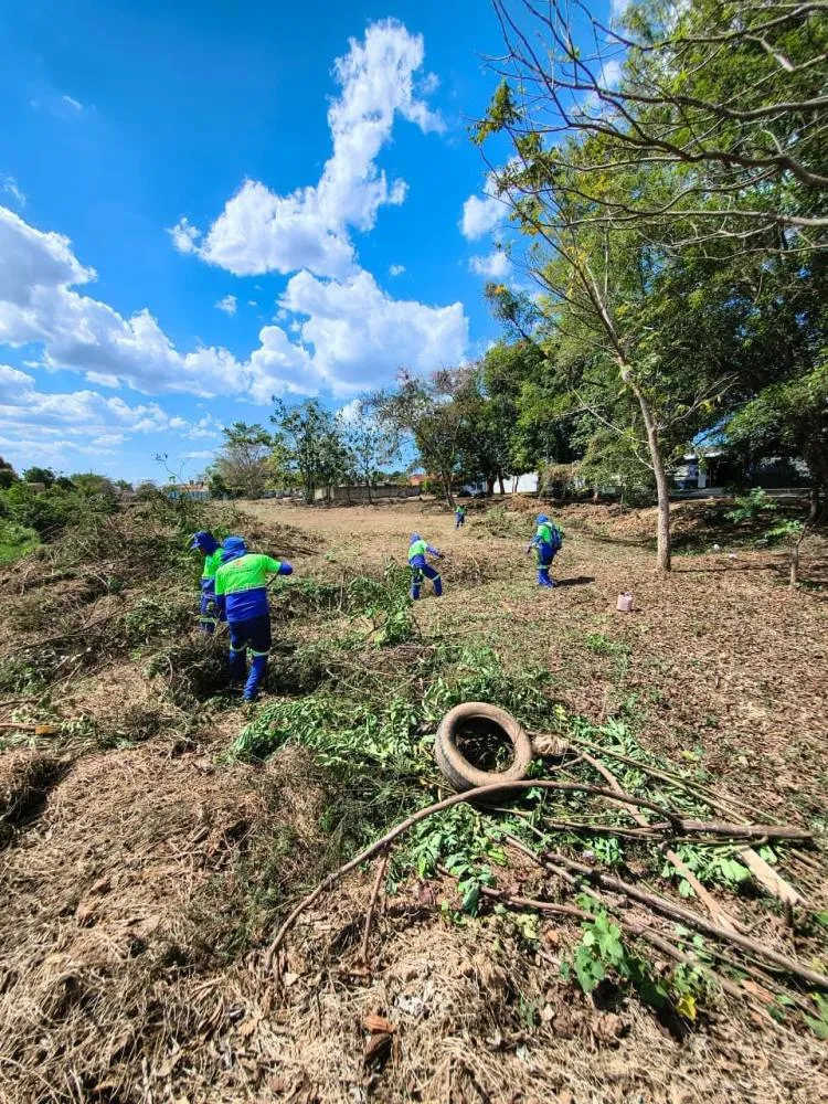 Pedido atendido: córrego da Rua Gruta Azul recebe limpeza após solicitação da vereadora Sofia Andrade