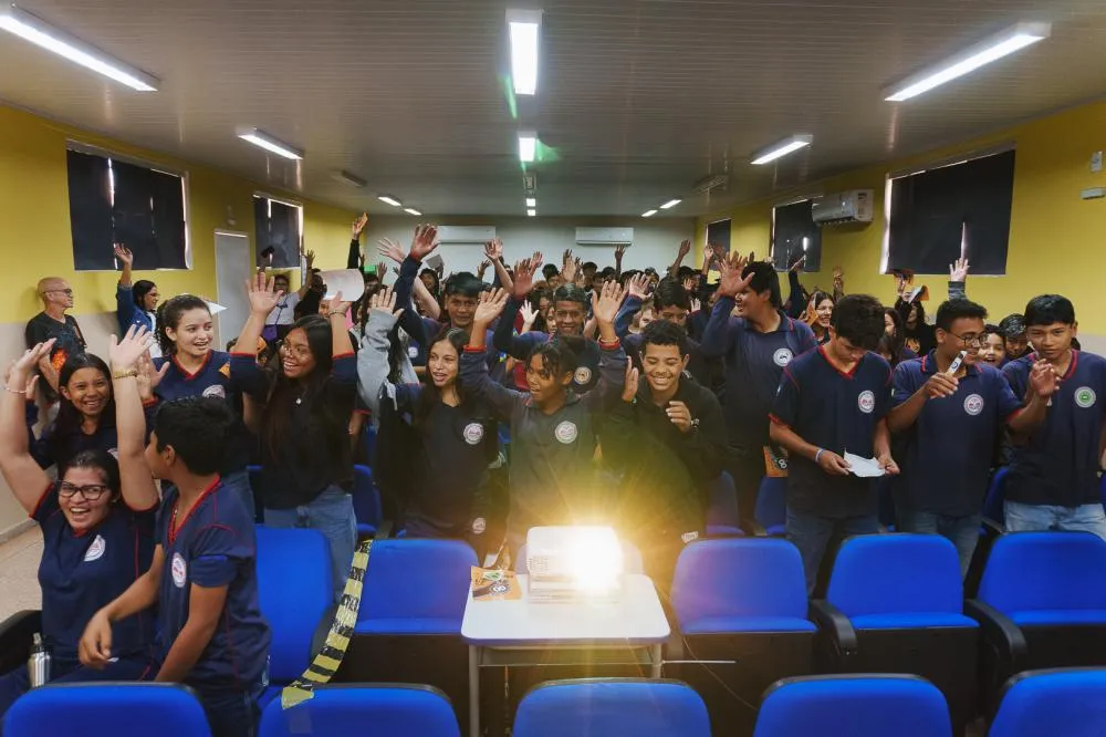 Cinema de animação transforma a Escola Prof. Salomão Silva, em Nova Mamoré (RO), durante o FICAR